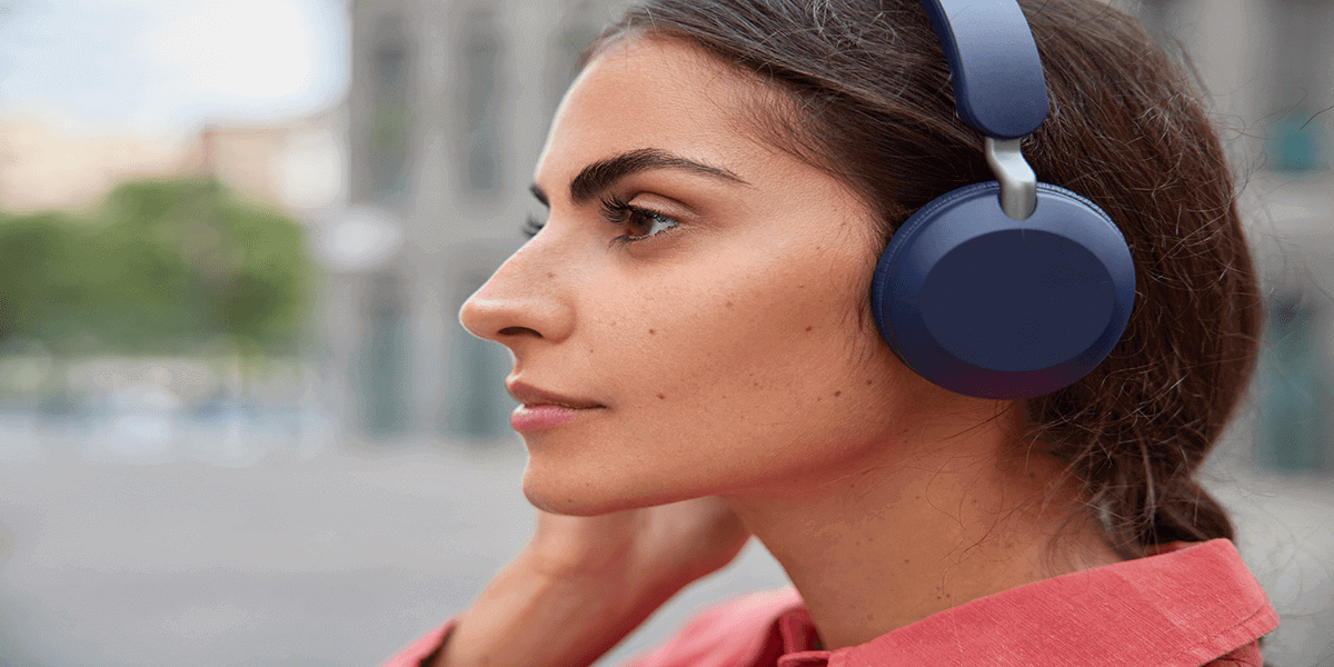 SONY WH-1000XM5のヘッドホンから聴く音楽で没入している女性 　ガジPのガジェット通信
