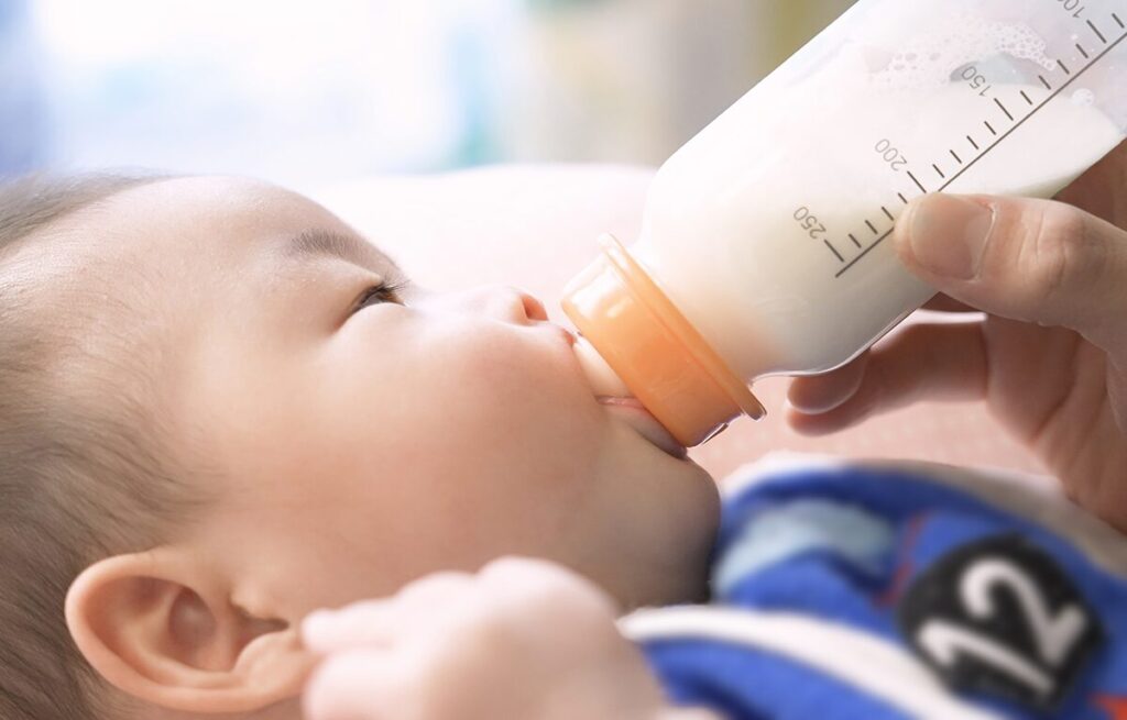赤ちゃんのミルクを説明した画像
